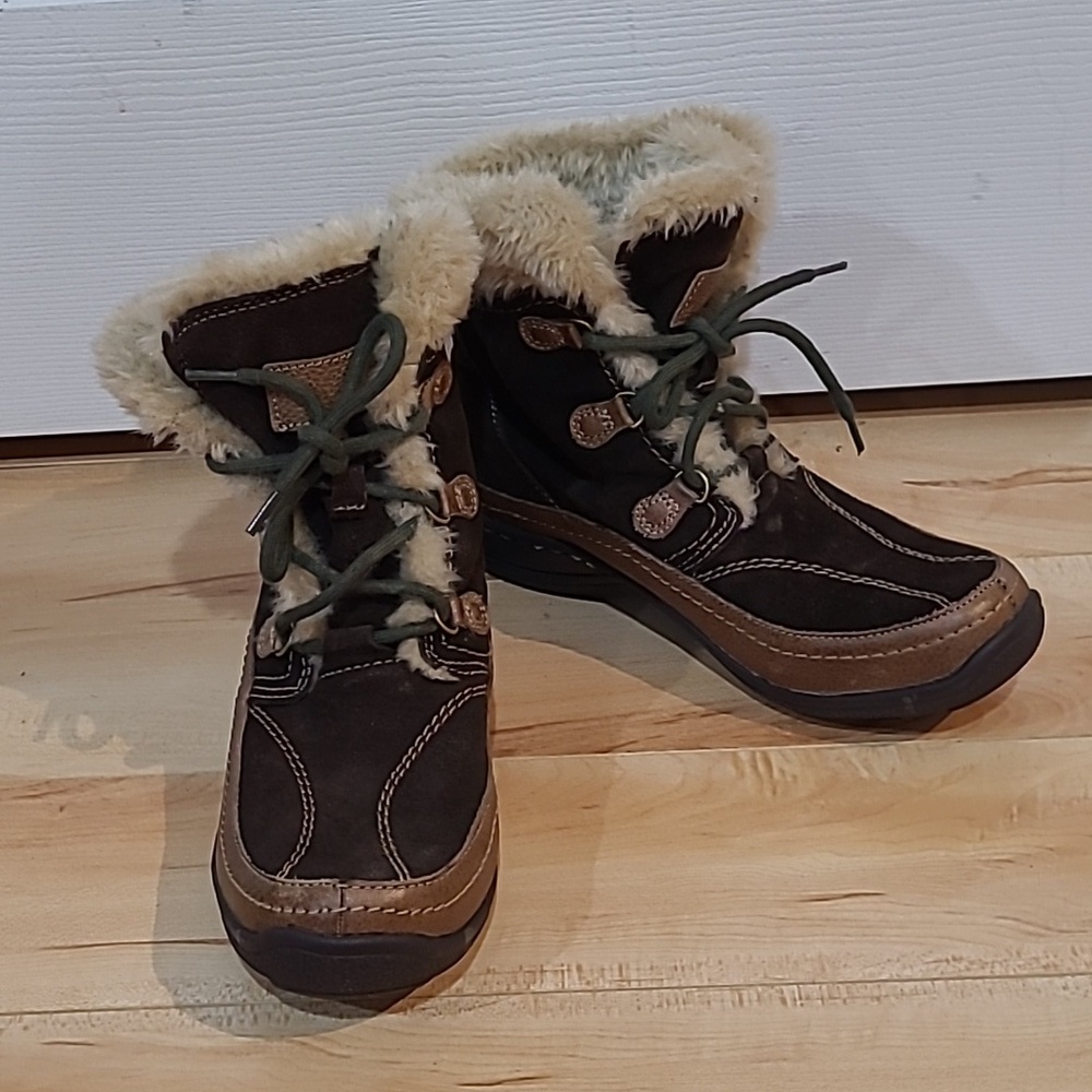 Town Shoes women's size 7.5 (I think) boots